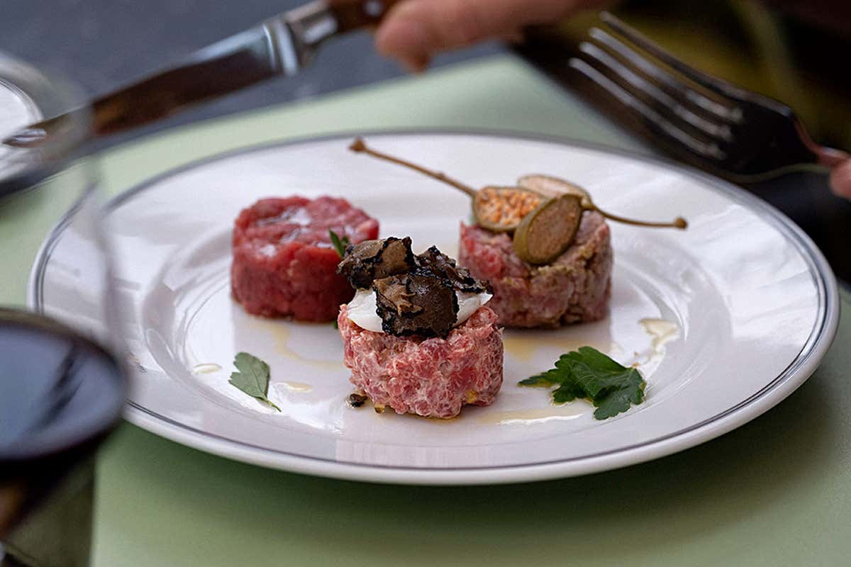 Diverse tipologie di tartare di carne, arricchite con scaglie di tartufo nero e capperi: un esempio dell'attenzione per le materie prime di qualità