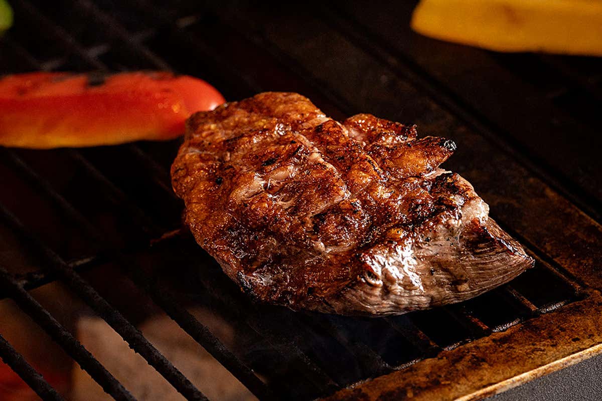 Carne pregiata in cottura sulla brace, cuore pulsante dell'esperienza gastronomica di Casa Francesco
