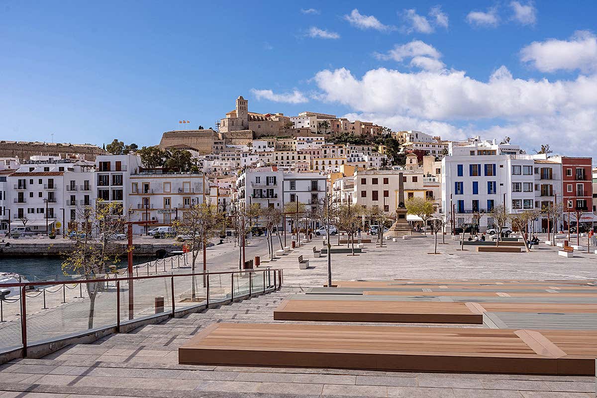 Un panorama di Ibiza: il porto e la città vecchia di Dalt Vila, dove si inserisce la proposta di Casa Francesco