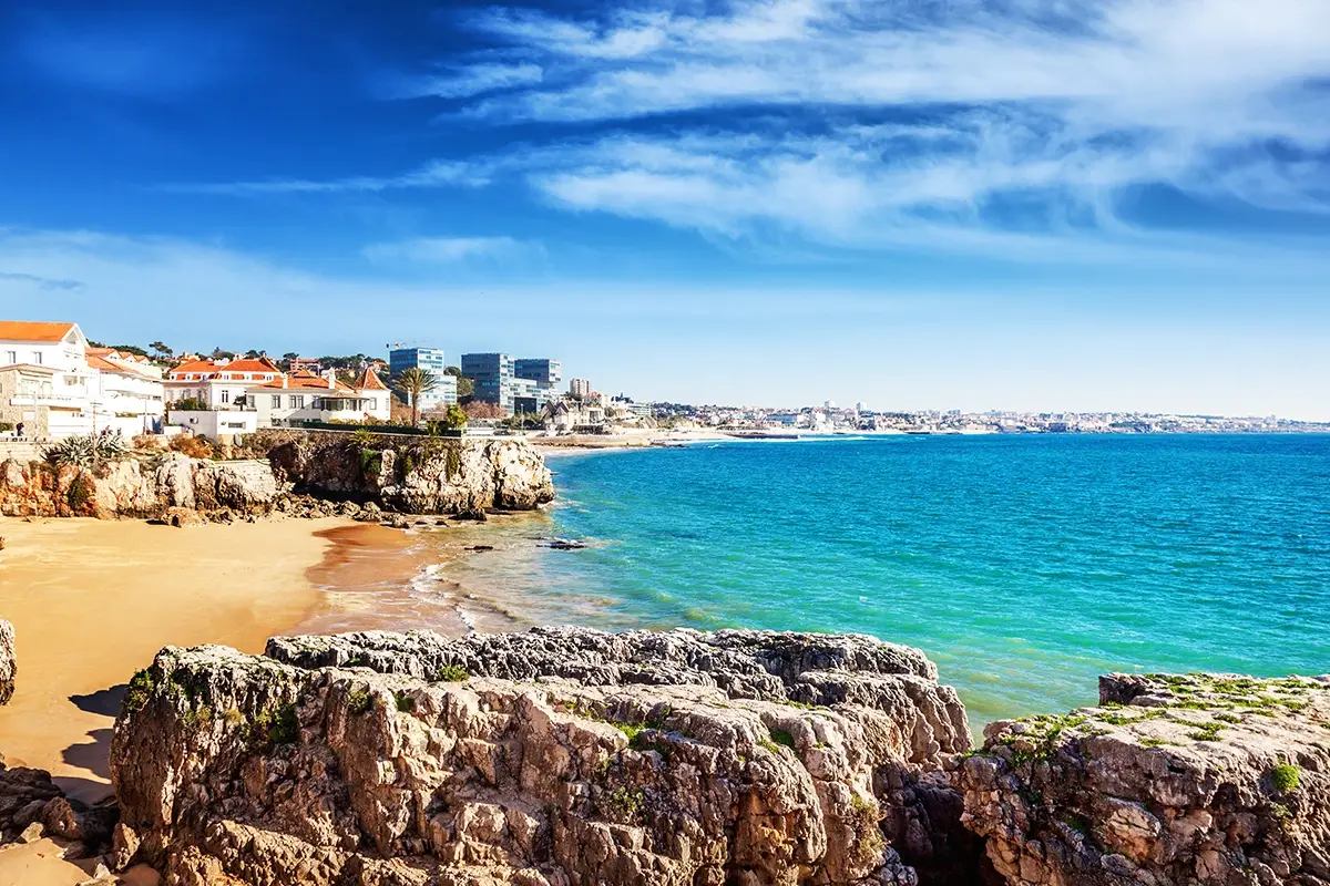 Dalla capitale parte una linea ferroviaria che arriva a Cascais  Perché scegliere tra museo o mare? A Lisbona si può fare tutto!
