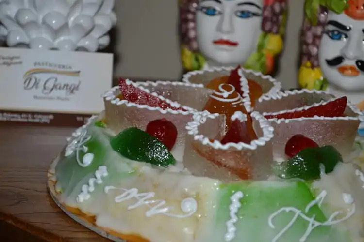 Cassata al forno In Sicilia c&rsquo;&egrave; un cannolo gigante&hellip; ma non si pu&ograve; mangiare