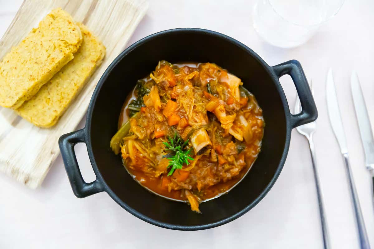 Cassoeula Milan-Inter a tavola: le ricette milanesi più famose da cucinare per il derby