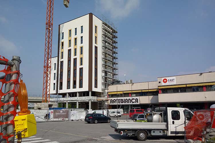 La nuova torre in costruzione (Cast Alimenti non va in ferieIn autunno pronta la nuova Torre)