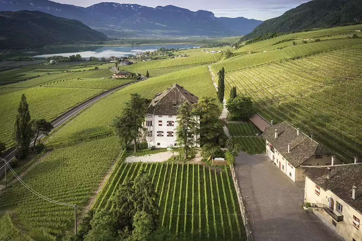 Castel Ringberg risale al 1620 e sovrasta il Lago di Caldaro Alto Adige: il matriarcato di Casa Walch
