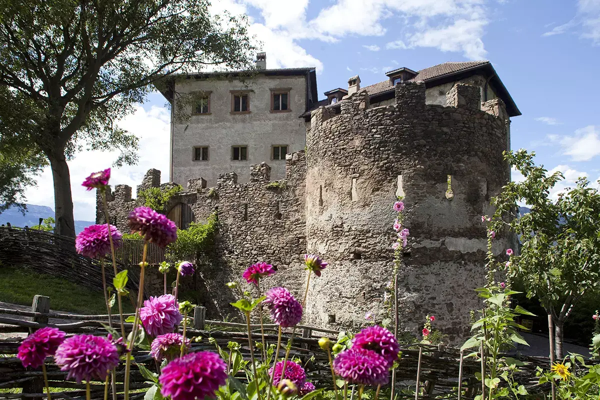 Castel Flavon Le donne, i cavallier, l&rsquo;arme, gli amori... nei castelli di Bolzano