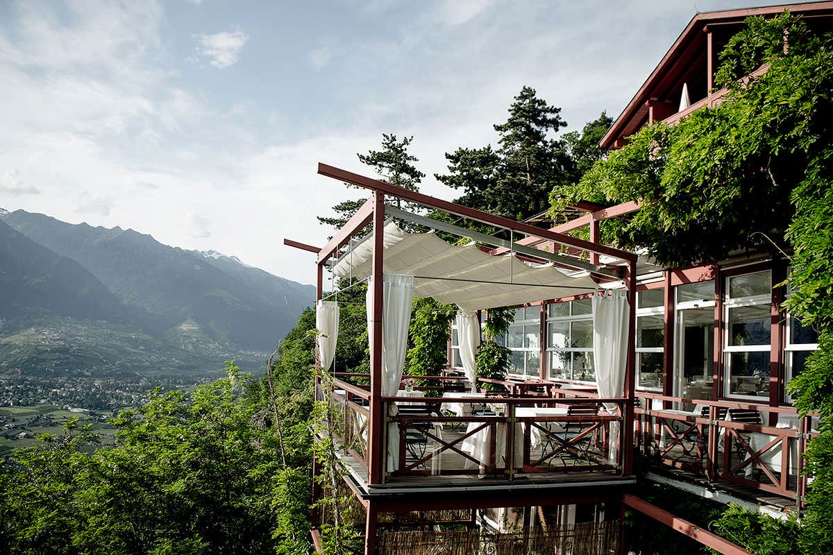 Castel Fragsburg: 20 suite immerse in un giardino segreto sopra Merano. Un sogno sospeso nel tempo