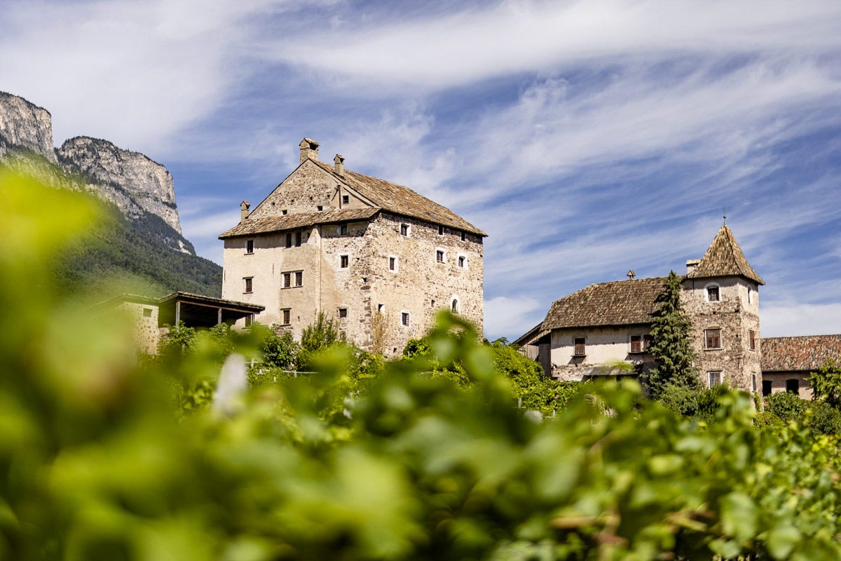 Castel Moos-Schulthaus con il suo museo si erge sopra il centro del paese di San Michele Appiano Cantina San Michele Appiano festeggia i 40 anni del celebre Schulthauser