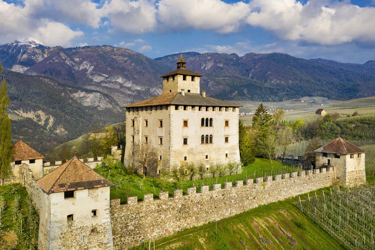 C’è una valle tra rovine ancestrali e silenzi inquieti, in cui la Mela Dop affascinò Sissi
