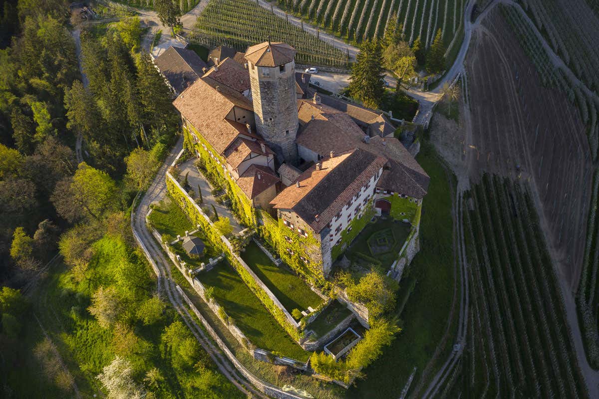 C’è una valle tra rovine ancestrali e silenzi inquieti, in cui la Mela Dop affascinò Sissi