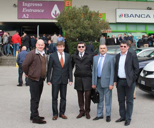 Luca Castelletti (a sinistra) con la delegazione dell'Azerbaigian a Vinitaly