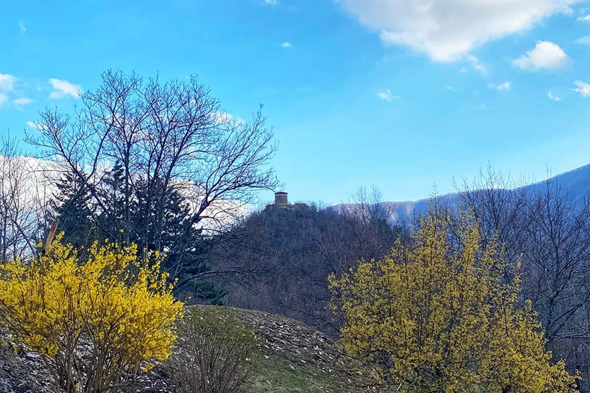 1veduta con Castello Malaspina sullo sfondo Cena di San Valentino insolita? In un borgo di 70 abitanti