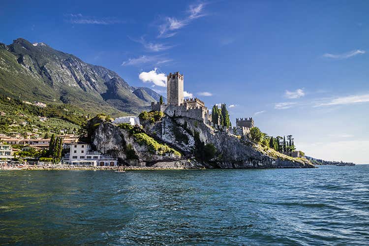 Il Mediterraneo tra le Alpi Malcesine, terra di accoglienza Il Mediterraneo tra le Alpi Malcesine, terra di accoglienza
