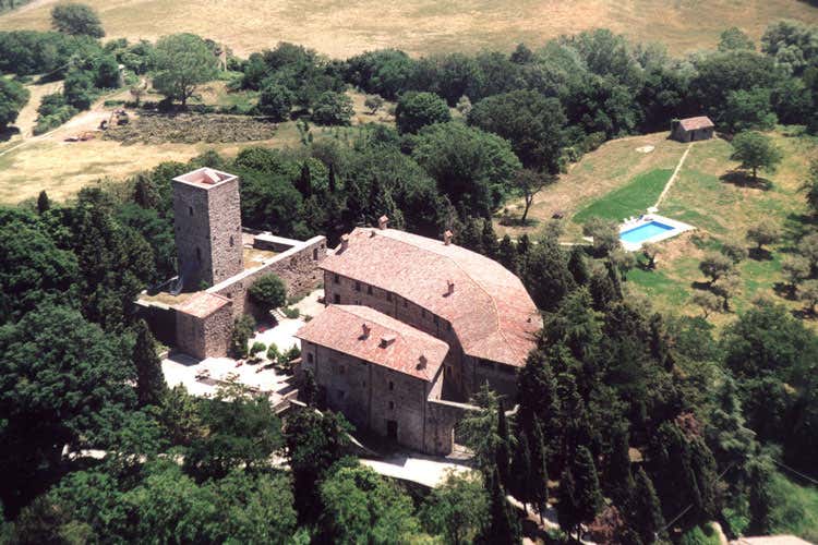 Una veduta aerea del Castello di Petroia - Al Castello di Petroia col naso ins&ugrave; Tornano le grigliate astronomiche