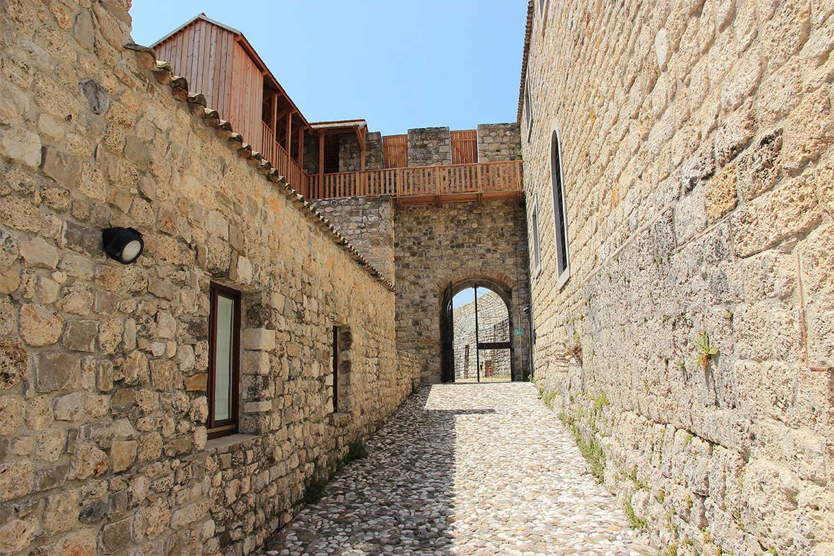 Un camminamento nel Castello di San Pietro di Ragogna Friuli Venezia Giulia, Castelli Aperti Alla scoperta di una storia nascosta