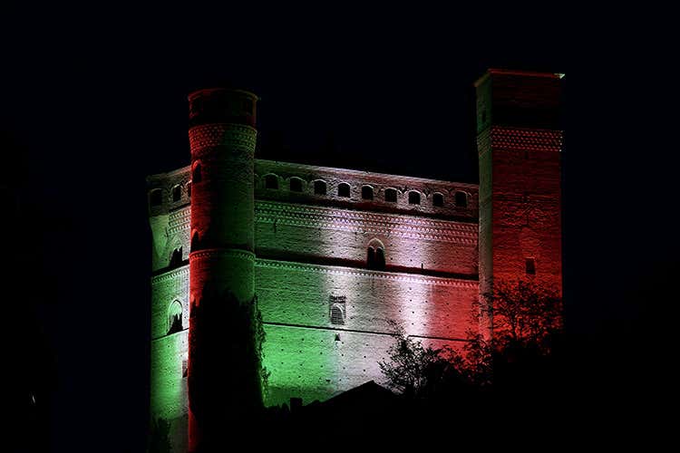 Il Castello dal lato Sud - Il castello di Serralunga d'Alba illuminato la sera col Tricolore