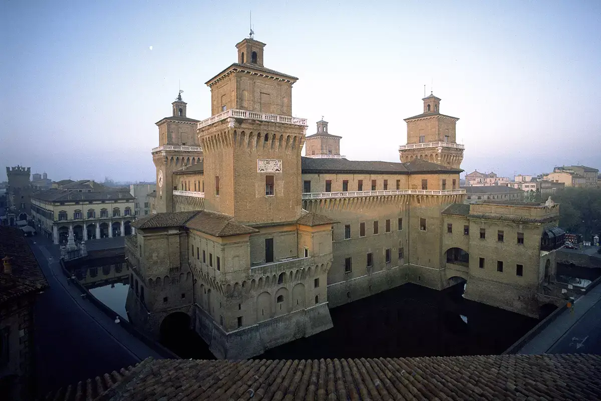 La prima pietra &egrave; stata posta il 29 settembre 1385. Foto: Archivio Fotografico Provincia Ferrara Al castello di Ferrara per scoprire leggendari banchetti del Rinascimento