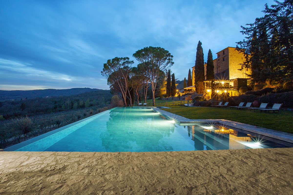 La piscina a sfioro del Castello di Spaltenna immersa nel paesaggio toscano