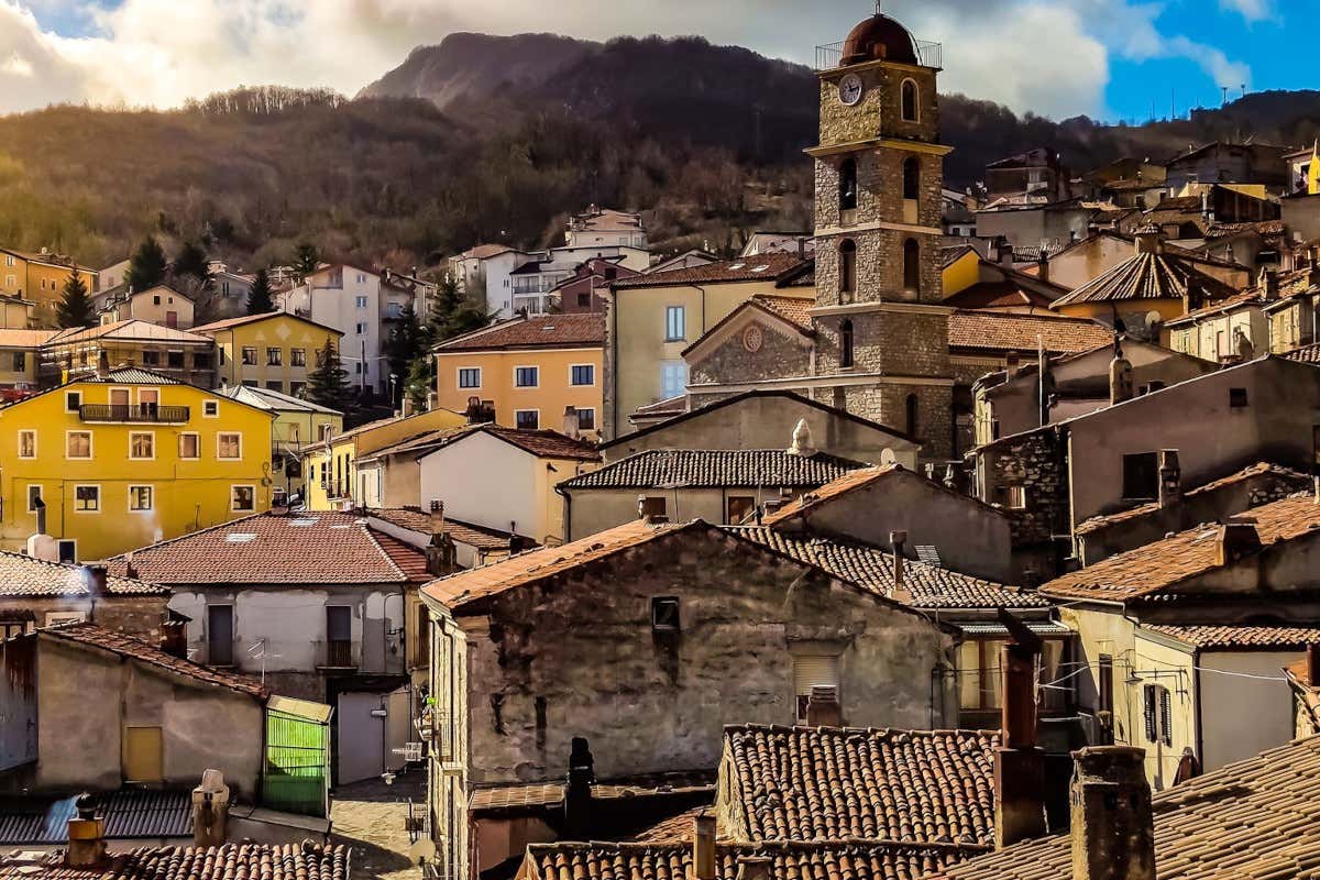 Bandiera Arancione a cinque piccoli borghi dell'entroterra italiano