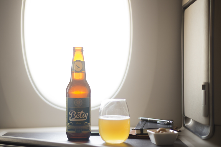 Cathay Pacific crea Betsy La birra da gustare durante il volo Cathay Pacific crea Betsy La birra da gustare durante il volo