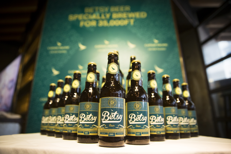Cathay Pacific crea Betsy La birra da gustare durante il volo Cathay Pacific crea Betsy La birra da gustare durante il volo