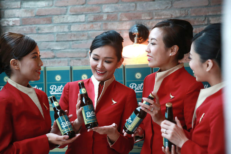 Cathay Pacific crea Betsy La birra da gustare durante il volo Cathay Pacific crea Betsy La birra da gustare durante il volo