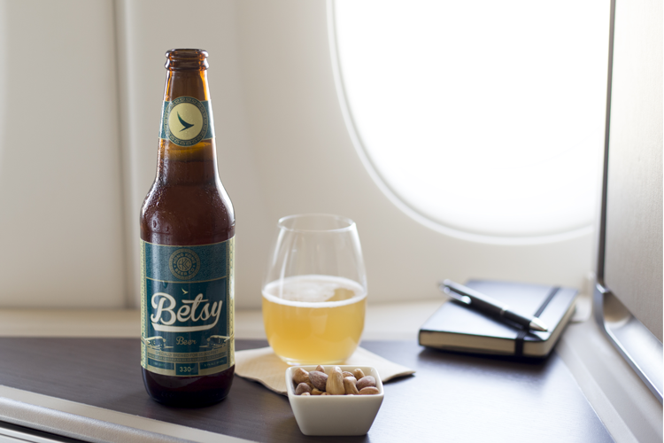 Cathay Pacific crea Betsy La birra da gustare durante il volo Cathay Pacific crea Betsy La birra da gustare durante il volo