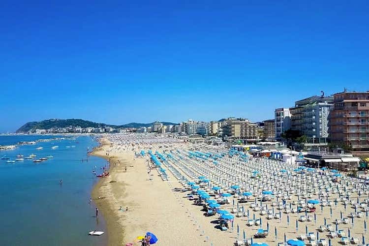 Le spiagge di Cattolica - Da bagnino a volto della Romagna  Il caso virale di Lorenzo Ercoles