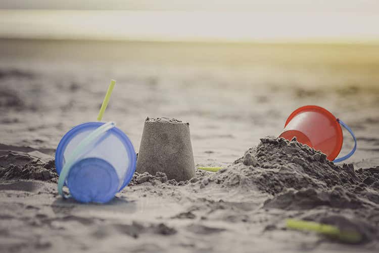 Cavallino dice no ai castelli di sabbia (Cavallino, vietati i castelli di sabbia Sulle spiagge ostacolano i soccorsi) Cavallino dice no ai castelli di sabbia (Cavallino, vietati i castelli di sabbia Sulle spiagge ostacolano i soccorsi)