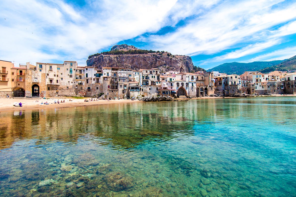 Cefalù, Sicilia L’isola più amata al mondo? Milos! La Sicilia in 6ª posizione