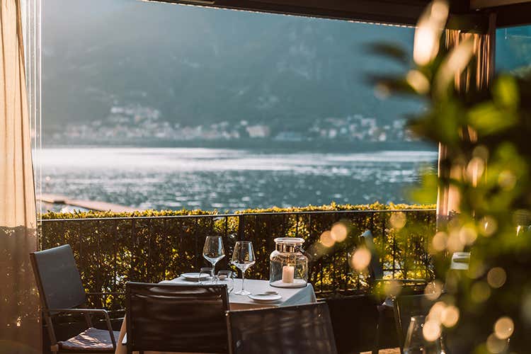 Una cena a quattro mani con vista all'insegna dei prodotti tradizionali regionali Una cena a quattro mani con vista all'insegna dei prodotti tradizionali regionali