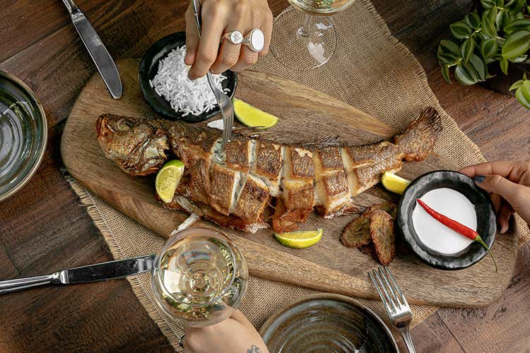 Spigola fritta con riso basmati, platano fritto e salsa al melone piccante - Cena (o dopo cena) al Mediterraneo Oasi di pace per l'estate romana