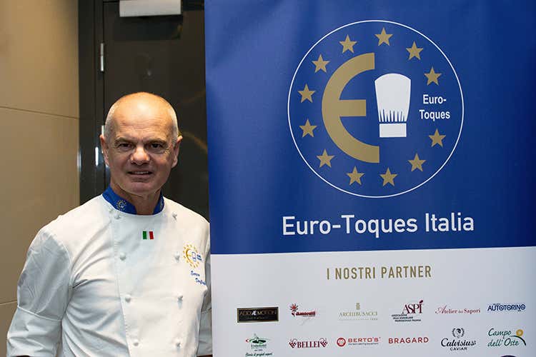 Enrico Derflingher (Cena in oratorio a 120 €, è polemica Derflingher: Al ristorante il doppio) Enrico Derflingher (Cena in oratorio a 120 €, è polemica Derflingher: Al ristorante il doppio)