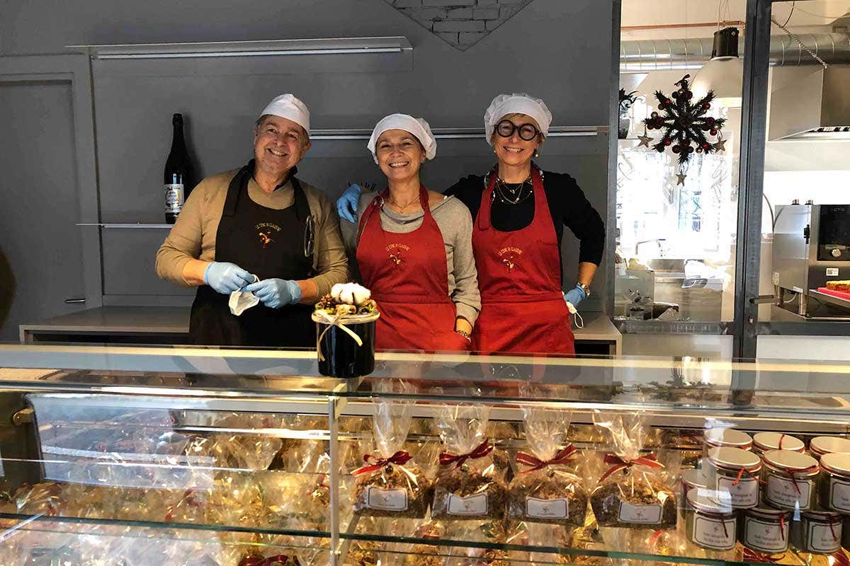 Al centro, Claudine Giampiccoli. A destra il marito Sebastiano Levi Morenos. A sinistra, la sorella Susanna Giampiccoli Dalla cucina a domicilio al laboratorio gastronomico, nuova vita per Le cene di Claudine