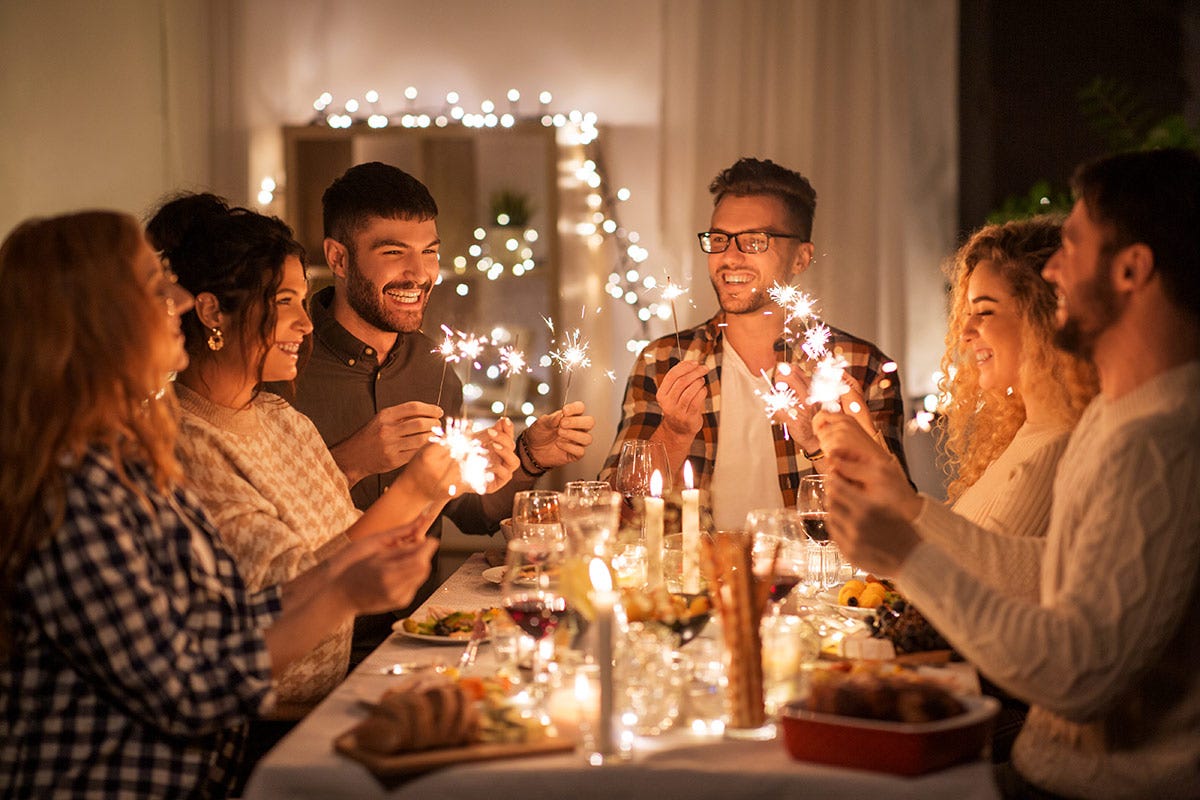 La maniera più classica per trascorrere il veglione è a tavola, a casa o al ristorante, in famiglia o con gli amici Cenone di Capodanno sulle tavole non mancano i piatti della tradizione