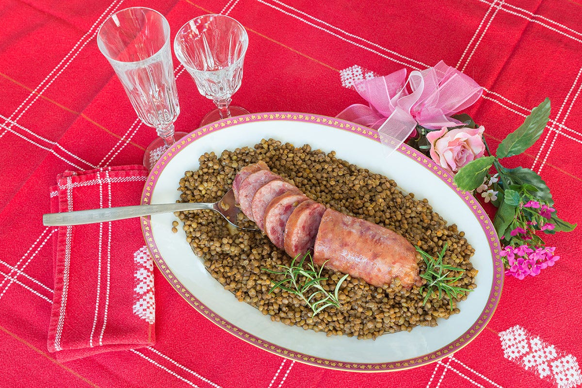 Il piatto più classico a Capodanno è senz’altro il cotechino (o lo zampone) servito con le lenticchie Cenone di Capodanno sulle tavole non mancano i piatti della tradizione