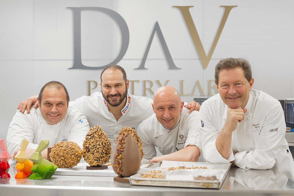 Bobo Cerea, Davide Comaschi, Simone Finazzi e Chicco Cerea. Foto Fabrizio Pato Donati Bobo Cerea, Davide Comaschi, Simone Finazzi, Chicco Cerea. Foto Fabrizio Pato Donati Davide Comaschi, enfant prodige del cioccolato, insieme ai Cerea per golose capsule collections