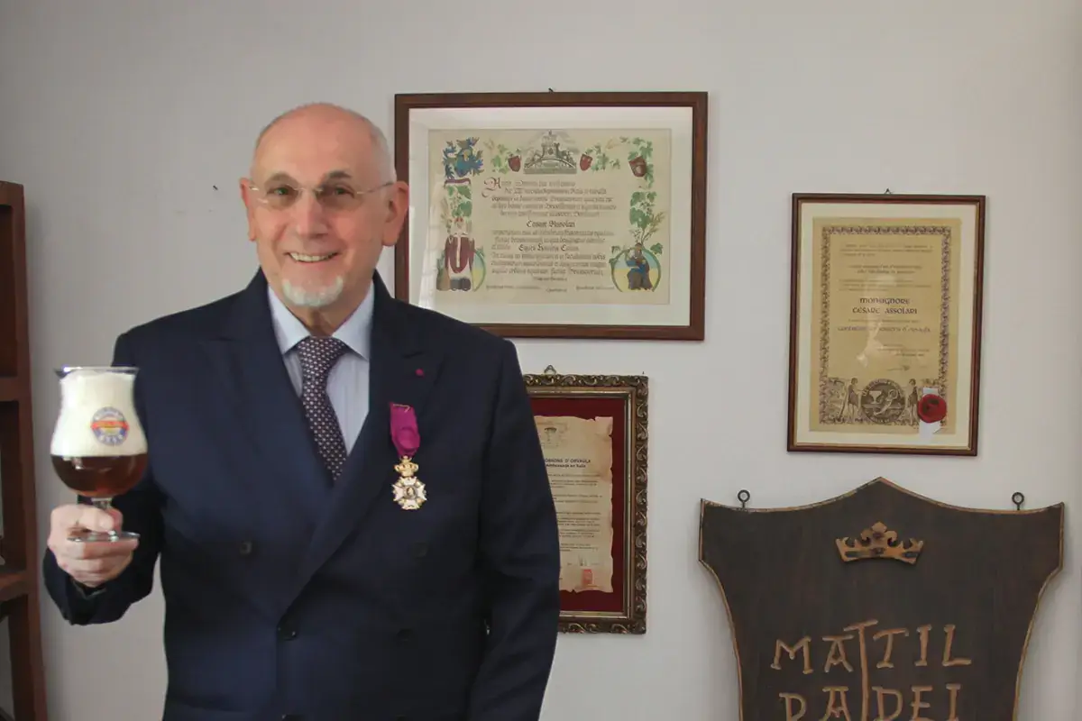 Cesare Assolari, bergamasco, &egrave; stato nominato Officier de l'Ordre de Leopold dall'ambasciata del Belgio Dall'amore per la birra al riconoscimento al merito, Cesare Assolari premiato in Belgio