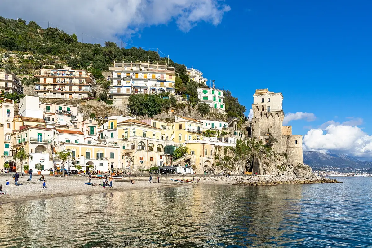 Cetara è un grazioso piccolo borgo di pescatori in riva al mare  Costiera amalfitana inedita. Ecco dove andare e cosa fare