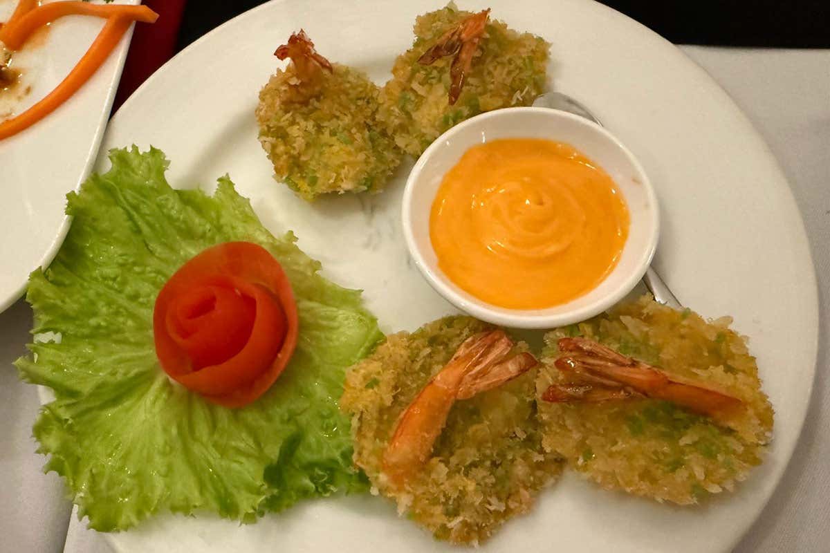 Cha com cuon tôm chiên xù