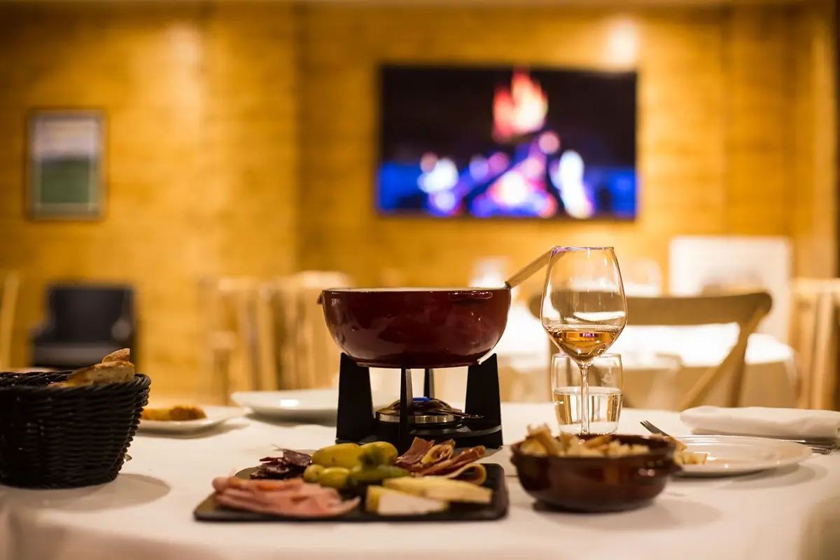 Raclette, il simbolo del formaggio fuso di montagna servito al tavolo Come nelle Alpi francesi ma a Roma? Ecco lo Chalet de Le Carr&eacute; Fran&ccedil;ais
