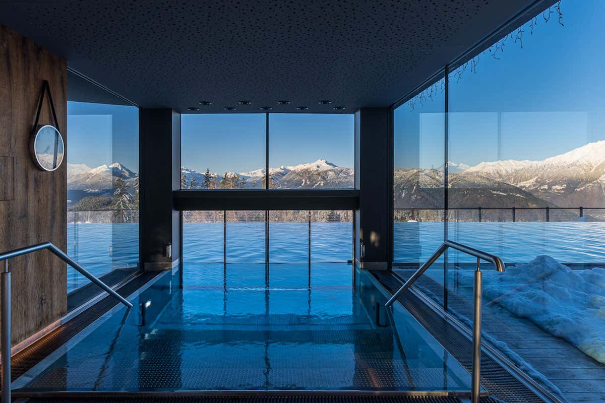 La piscina con vista dello Chalet Mirabell