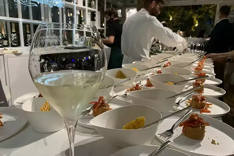 Nel vivo della festa Champagne Perrier-Jou&euml;t celebra il design