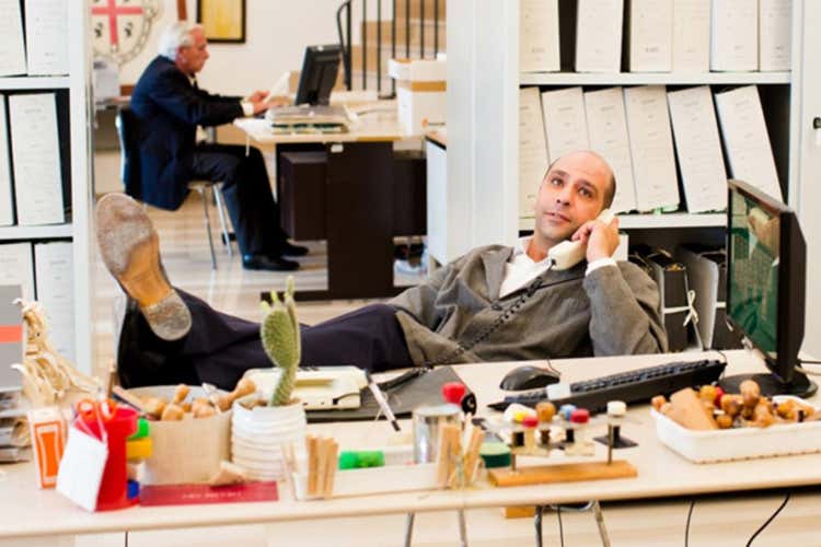 Checco Zalone in una scena del film Quo Vado? - «Ma che comportazione è questa?»La Sicilia nega le ferie ai posti fissi Checco Zalone in una scena del film Quo Vado? - «Ma che comportazione è questa?»La Sicilia nega le ferie ai posti fissi