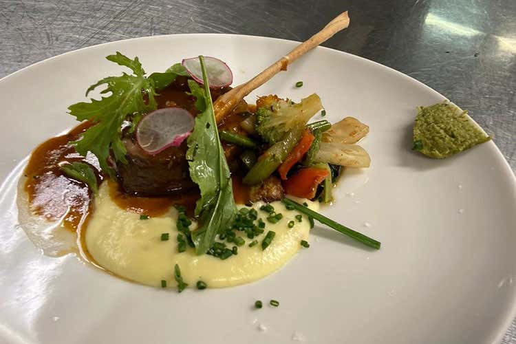 Guancia di vitello, accompagnata da purè caldo con verdure spadellate di Andrea Moccia - Natale ristretto ma gourmet? In cucina modernizzare la tradizione