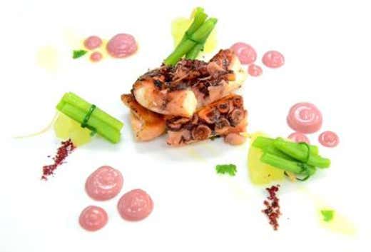 Polpo scordato nel tegame con finta maionese di lamponi