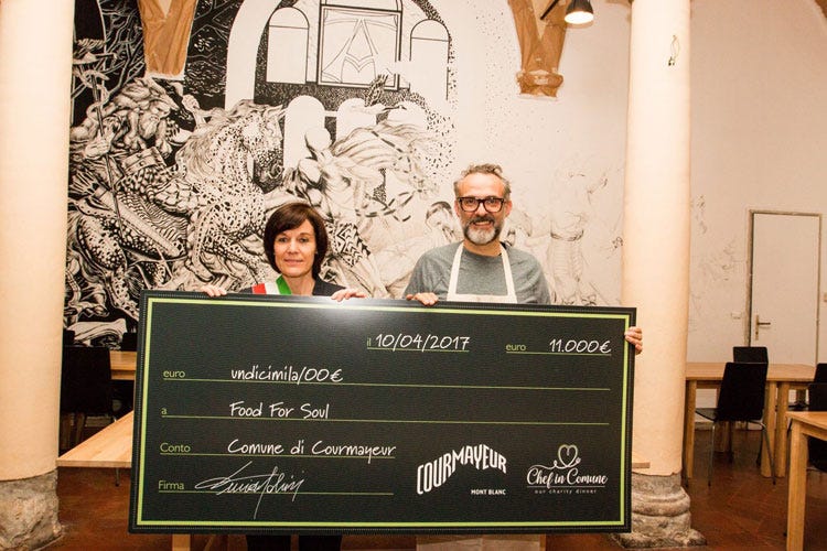 Fabrizia Derriard e Massimo Bottura - Chef in Comune premia Food for Soul A Courmayeur la cucina fa beneficenza