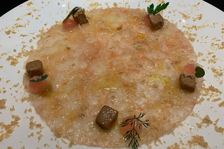 Carpaccio di scampi, foie-gras marinato, gel di cipolla rossa Terrinoni: Il pranzo non paga i conti ma guardiamo avanti