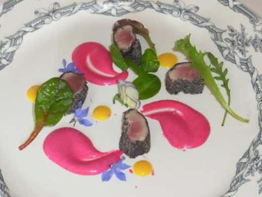 Carpa in crosta di semi di papavero e rape rosse con crescione di sorgente