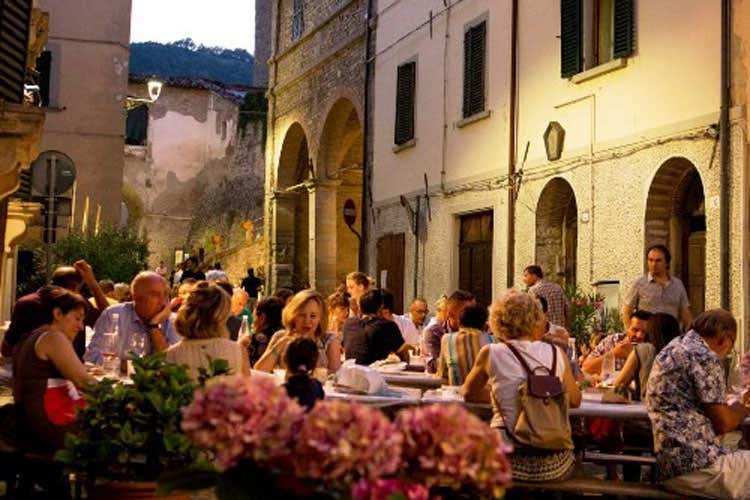 Chef sotto al portico prepara l’ottava 10 cucine d’autore da tutta l’Europa Chef sotto al portico prepara l’ottava 10 cucine d’autore da tutta l’Europa