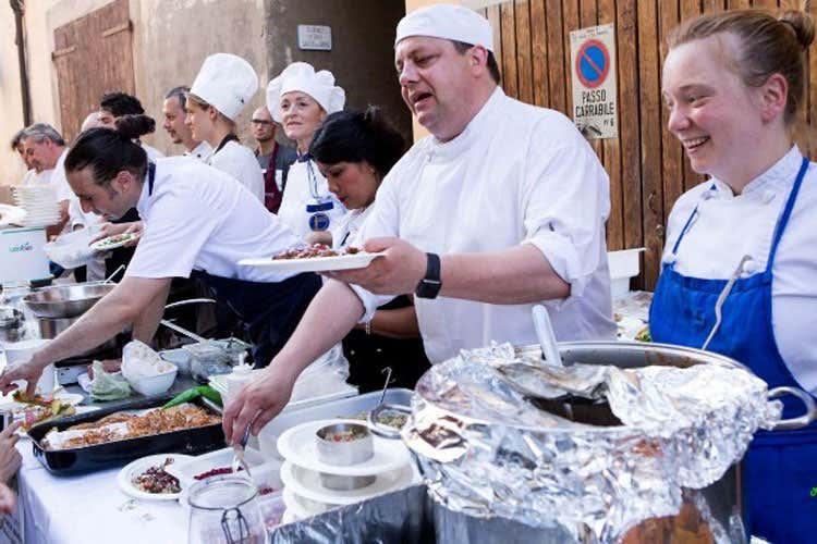 Chef sotto al portico prepara l’ottava 10 cucine d’autore da tutta l’Europa Chef sotto al portico prepara l’ottava 10 cucine d’autore da tutta l’Europa